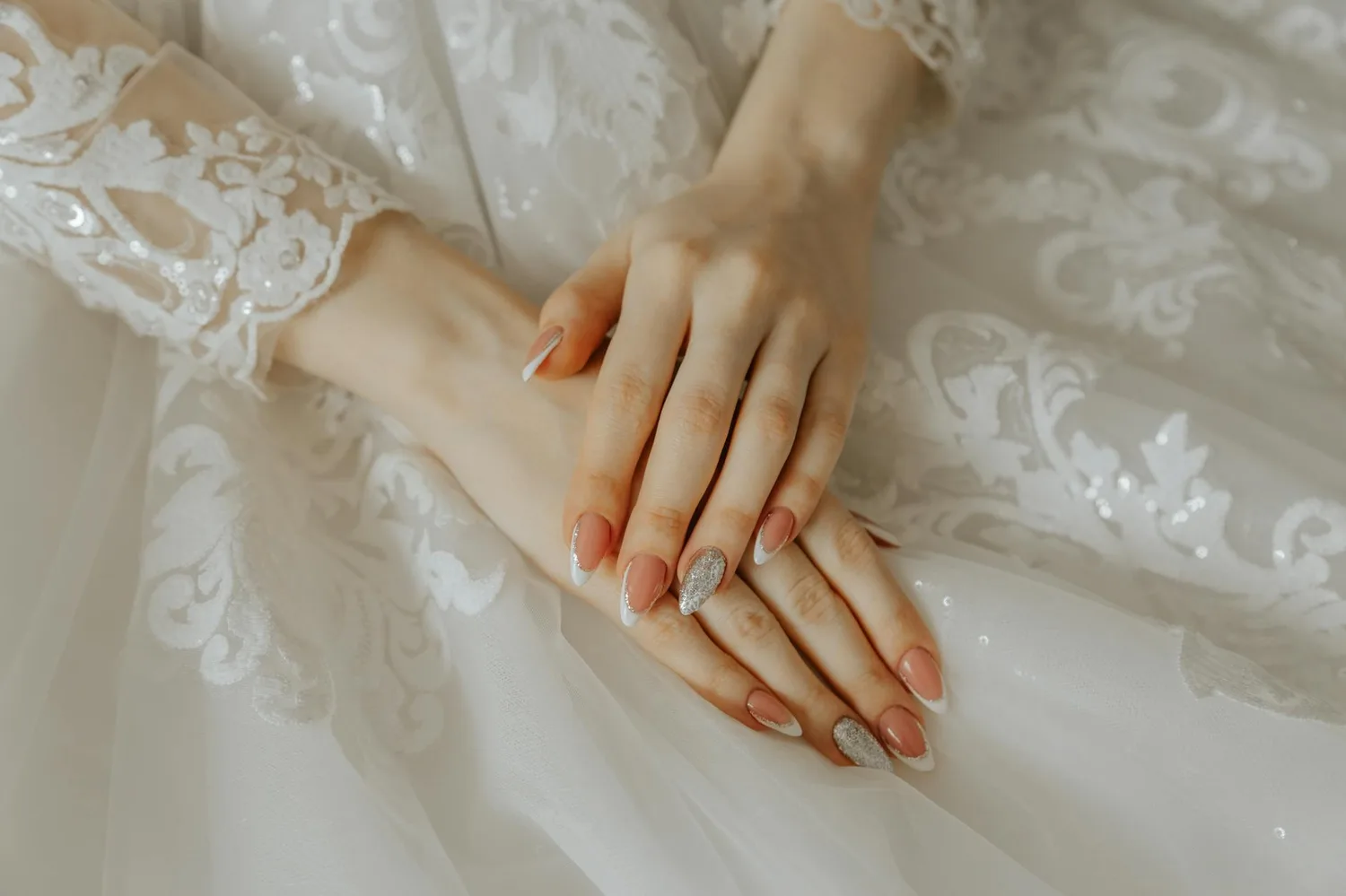 Ongles pour mariage : quelle manucure choisir selon son rôle ?